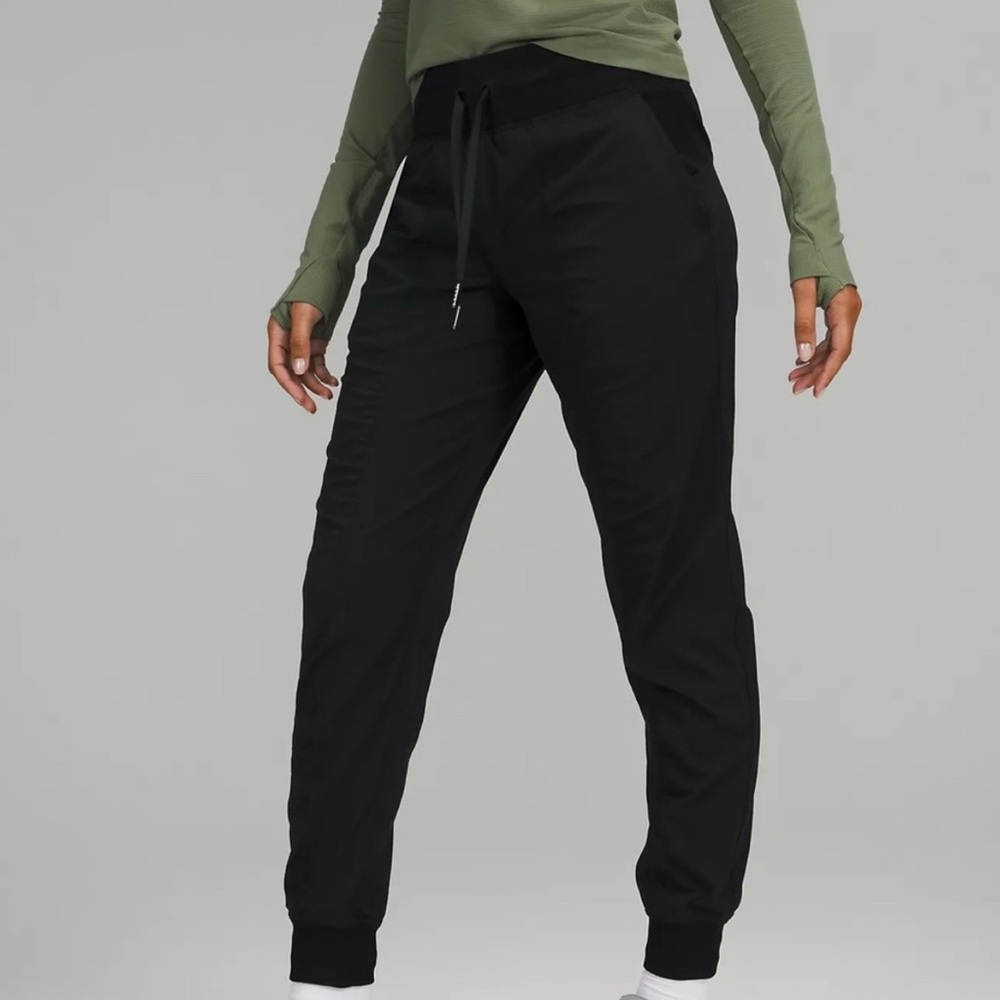 Lululemon women’s joggers black size 6